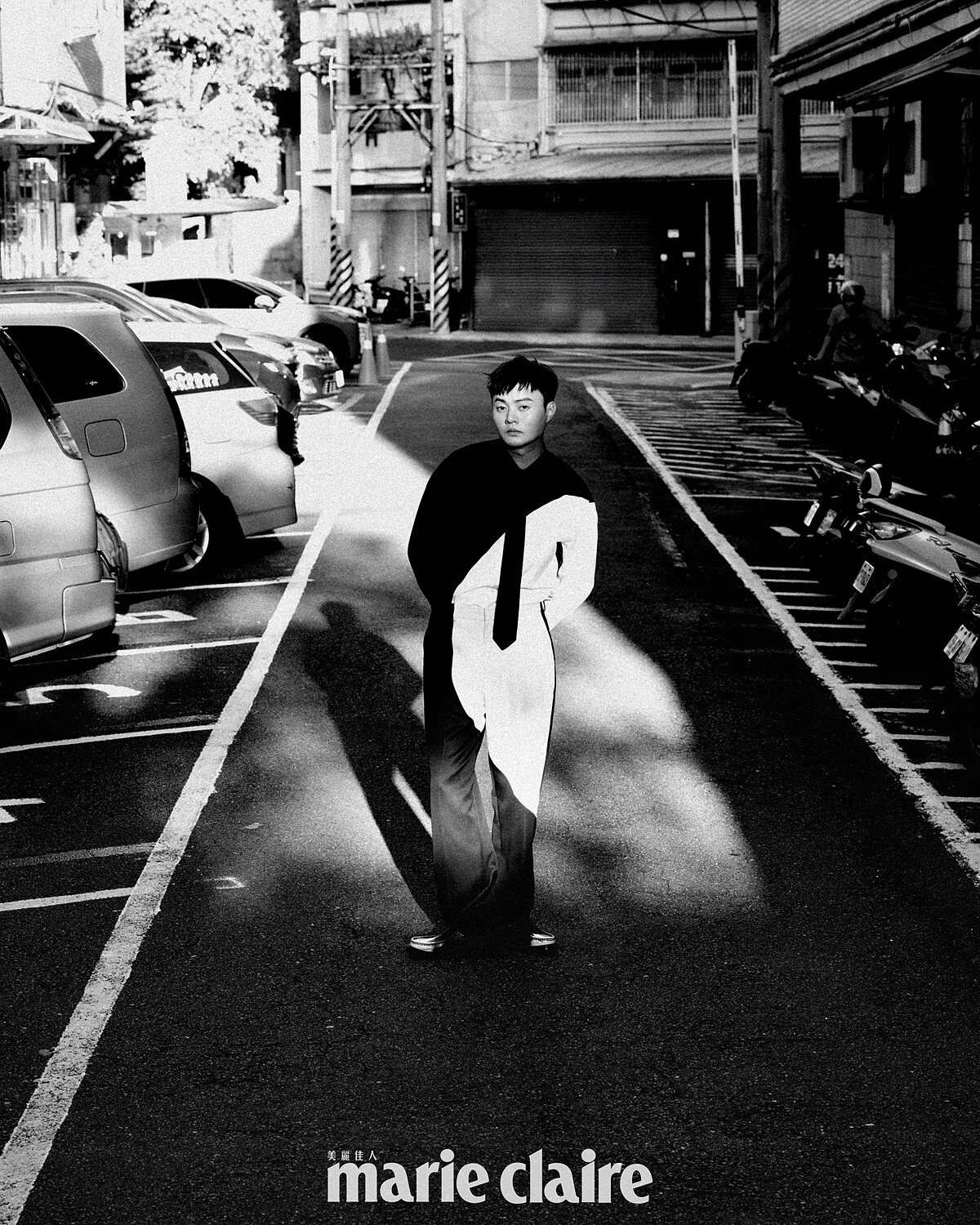 許富凱 /黑白圓形襯衫、黑白圓形西裝褲,漸層皮鞋,all by Moschino;黑色領帶,Prada。