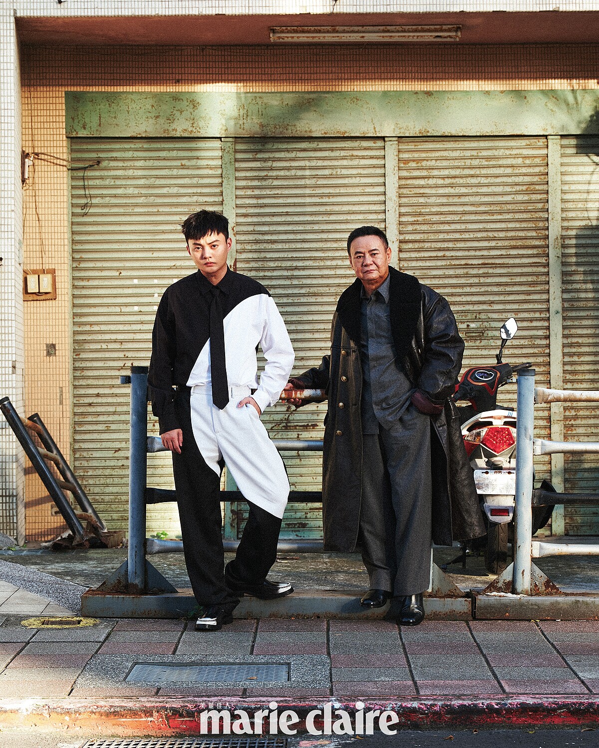 許富凱 /黑白圓形襯衫、黑白圓形西裝褲,漸層皮鞋,all by Moschino;黑色領帶,Prada。蔡振南/深咖啡色皮革外套、黑色皮鞋,both by Prada;淺色羊毛法蘭絨襯衫、輕質羊毛法蘭絨長褲,both by Bottega Veneta。