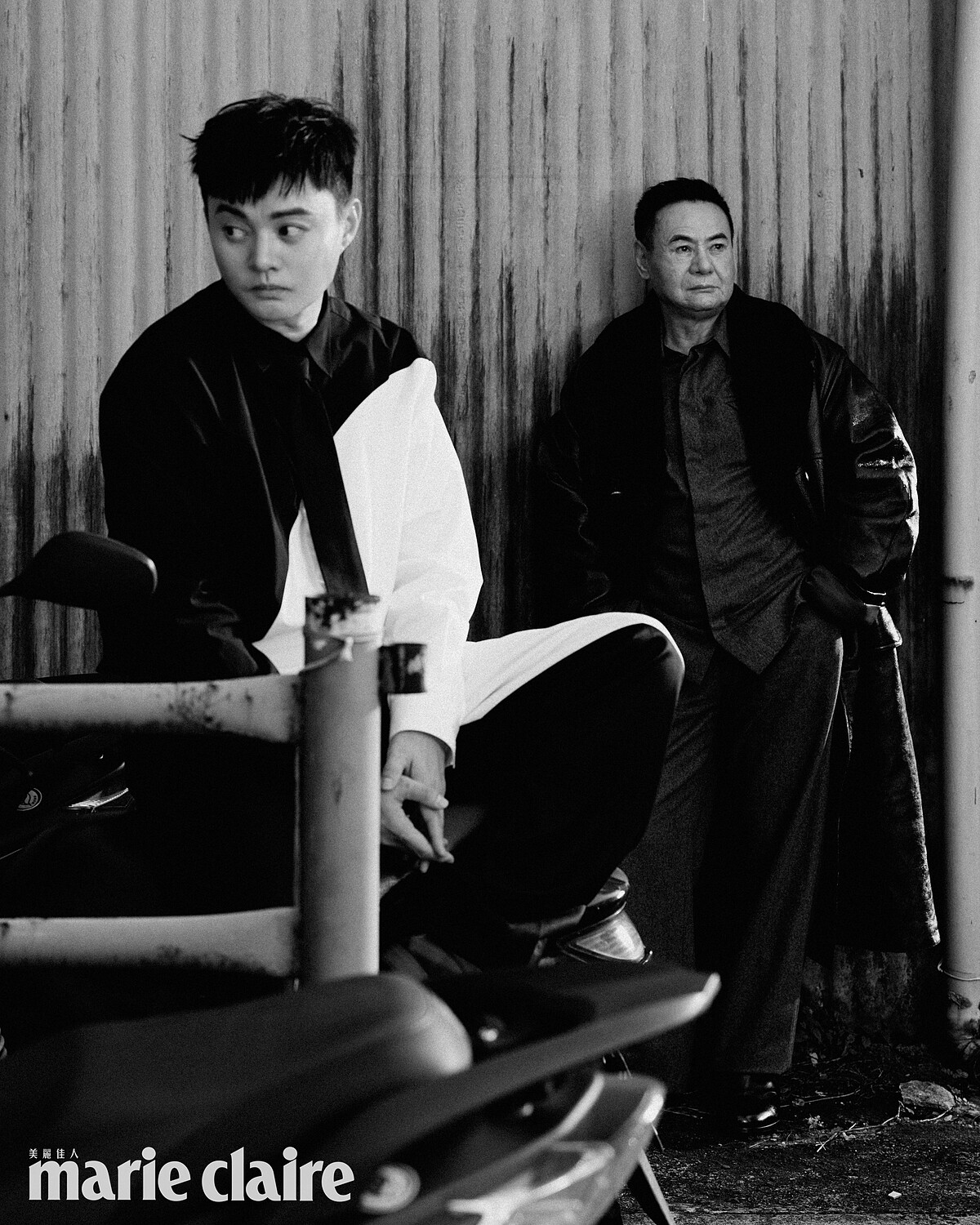 許富凱 /黑白圓形襯衫、黑白圓形西裝褲,漸層皮鞋,all by Moschino;黑色領帶,Prada。蔡振南/深咖啡色皮革外套、黑色皮鞋,both by Prada;淺色羊毛法蘭絨襯衫、輕質羊毛法蘭絨長褲,both by Bottega Veneta。