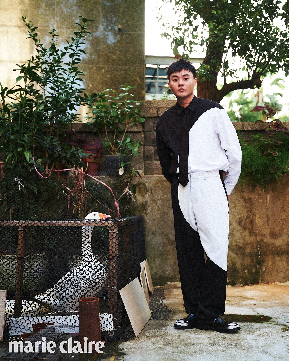 許富凱 /黑白圓形襯衫、黑白圓形西裝褲,漸層皮鞋,all by Moschino;黑色領帶,Prada。