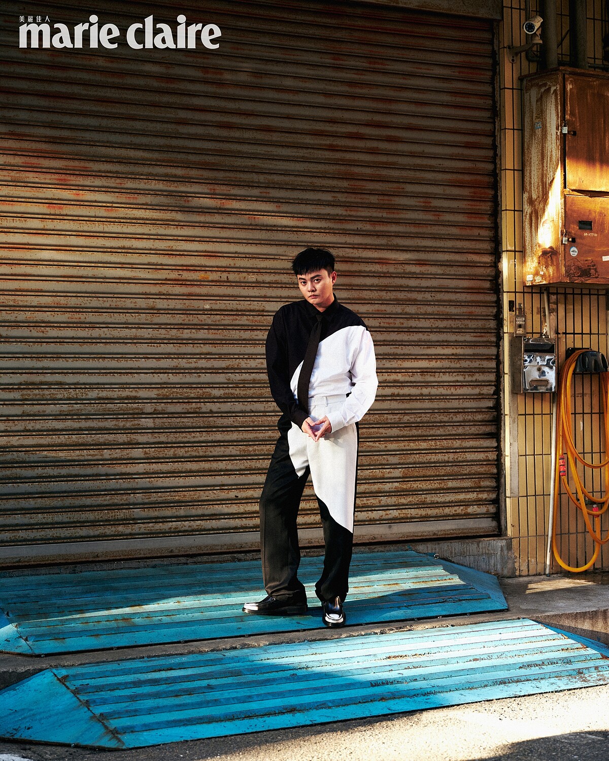 許富凱 /黑白圓形襯衫、黑白圓形西裝褲,漸層皮鞋,all by Moschino;黑色領帶,Prada。