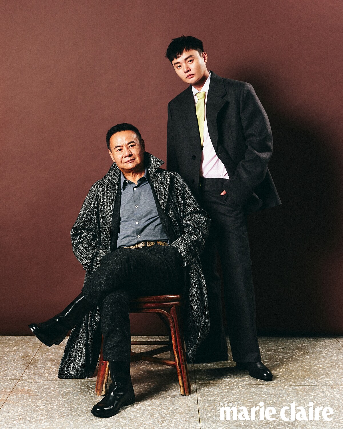 蔡振南/灰色襯衫、黑色西裝外套、格紋長版大衣、黑色西裝褲,all by Boss;黑色皮鞋,Bottega Veneta。許富凱/鐵灰色羊毛西裝外套、淺粉色撞色衣領襯衫、鐵灰色羊毛長褲、綠色絲質領帶,all by Prada;黑色短靴,Boss。