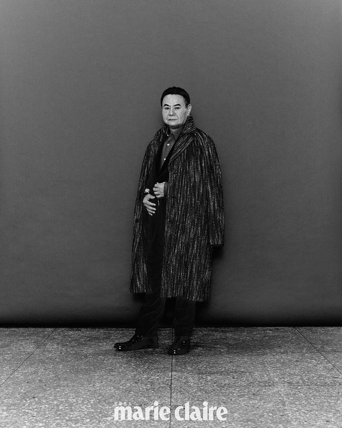 蔡振南/灰色襯衫、黑色西裝外套、格紋長版大衣、黑色西裝褲,all by Boss;黑色皮鞋,Bottega Veneta。