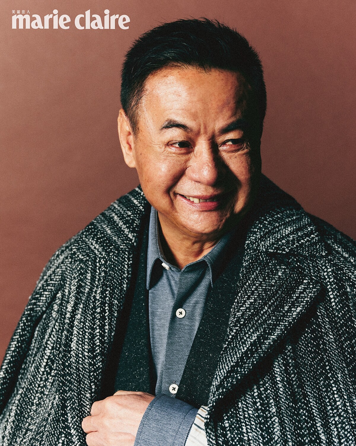 蔡振南/灰色襯衫、黑色西裝外套、格紋長版大衣、黑色西裝褲,all by Boss;黑色皮鞋,Bottega Veneta。