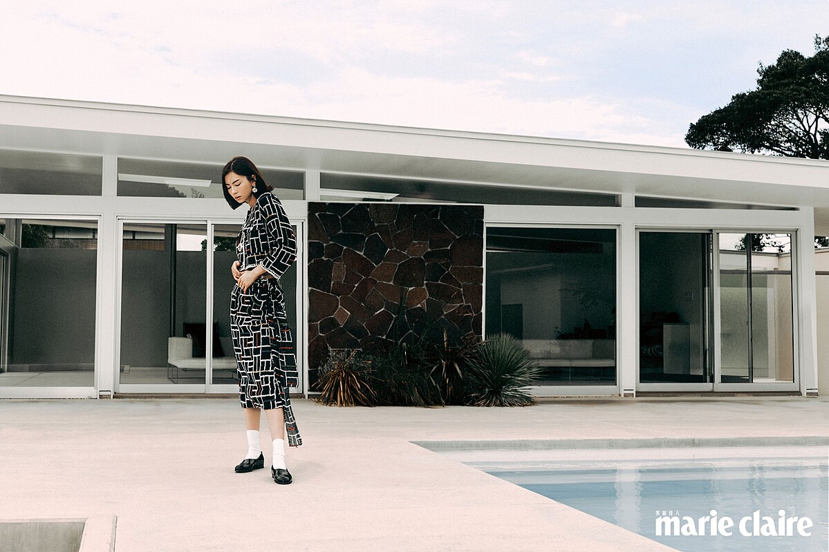 幾何圖樣刺繡斜紋軟呢外套、幾何圖樣刺繡斜紋軟呢長裙、金屬、樹脂與皮革設計腰鍊、耳環、黑色漆皮樂福鞋，all by Chanel。