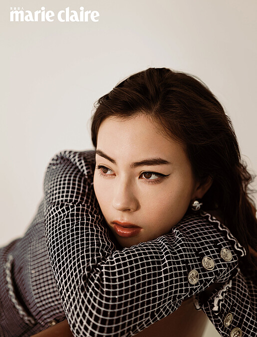 黑白斜紋軟呢外套、銀色金屬耳環,both by Chanel。