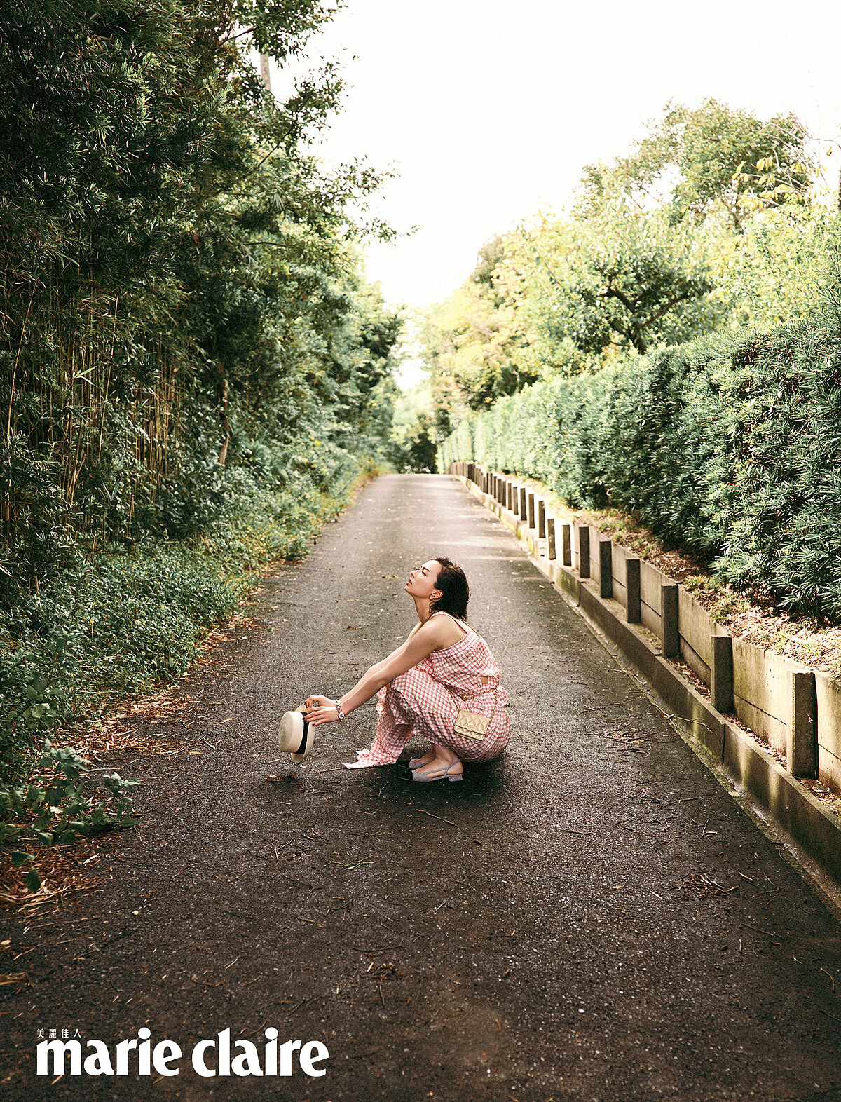 色格紋絲質洋裝、菱格紋鍊帶包、雙 C Logo 手環、編織草帽、雙色繫帶平底鞋，all by Chanel。