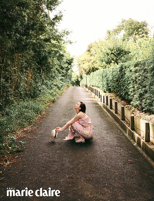 色格紋絲質洋裝、菱格紋鍊帶包、雙 C Logo 手環、編織草帽、雙色繫帶平底鞋,all by Chanel。