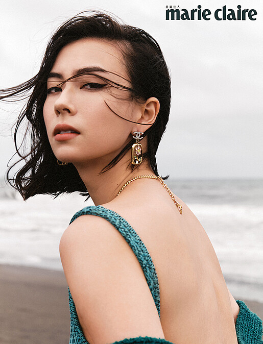 綠色開襟衫、綠色連身泳衣、雙 C Logo 耳環,all by Chanel。