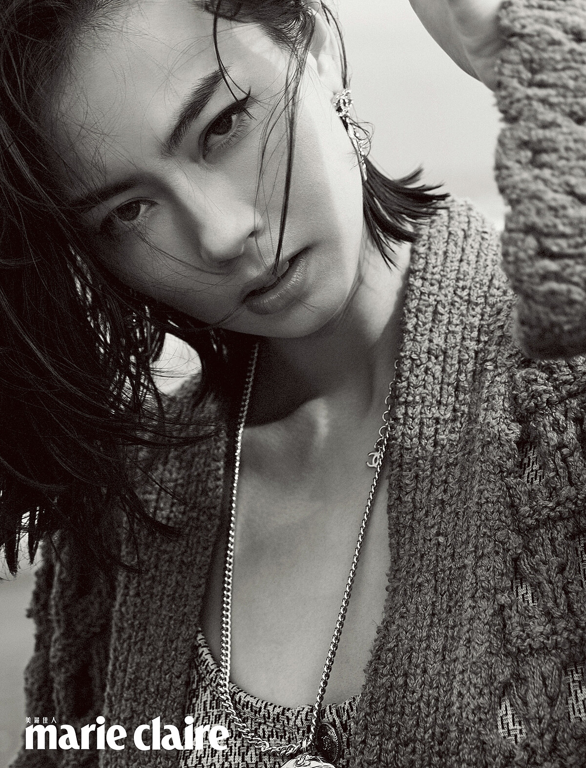 綠色開襟衫、綠色連身泳衣、雙C Logo耳環、金屬項鍊，all by Chanel。