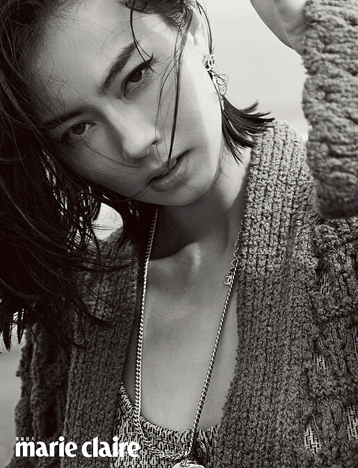 綠色開襟衫、綠色連身泳衣、雙C Logo耳環、金屬項鍊,all by Chanel。