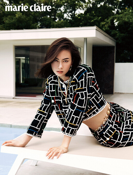 幾何圖樣刺繡斜紋軟呢外套、幾何圖樣刺繡斜紋軟呢長裙、金屬、樹脂與皮革設計腰鍊,all by Chanel。