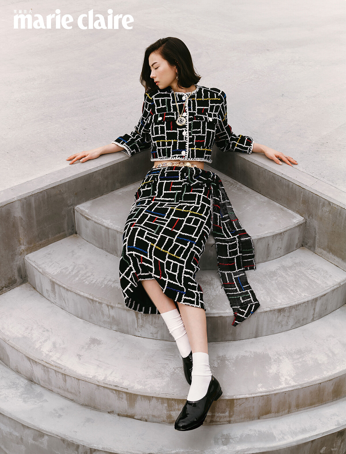 幾何圖樣刺繡斜紋軟呢外套、幾何圖樣刺繡斜紋軟呢長裙、金屬、樹脂及皮革設計腰鍊、項鍊、耳環、黑色漆皮樂福鞋，all by Chanel。