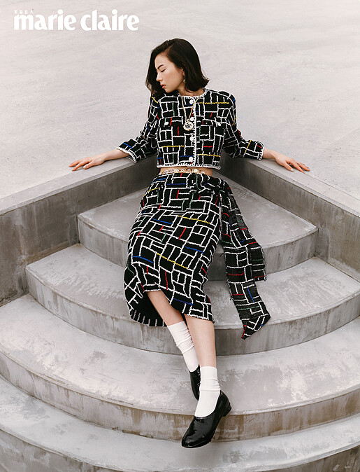 幾何圖樣刺繡斜紋軟呢外套、幾何圖樣刺繡斜紋軟呢長裙、金屬、樹脂及皮革設計腰鍊、項鍊、耳環、黑色漆皮樂福鞋,all by Chanel。