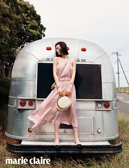 色格紋絲質洋裝、菱格紋鍊帶包、雙 C Logo 手環、編織草帽、雙色繫帶平底鞋,all by Chanel。