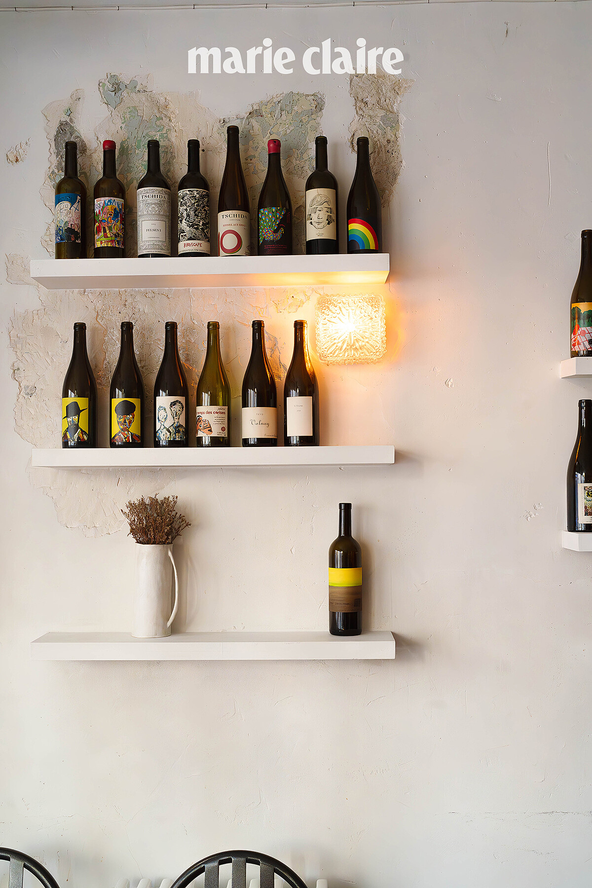 餐廳牆上陳列了許多自然酒瓶。