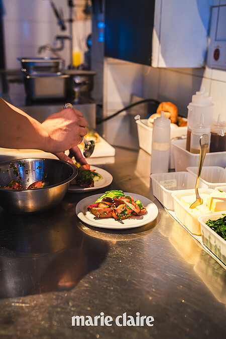 晚餐時出餐的景況。