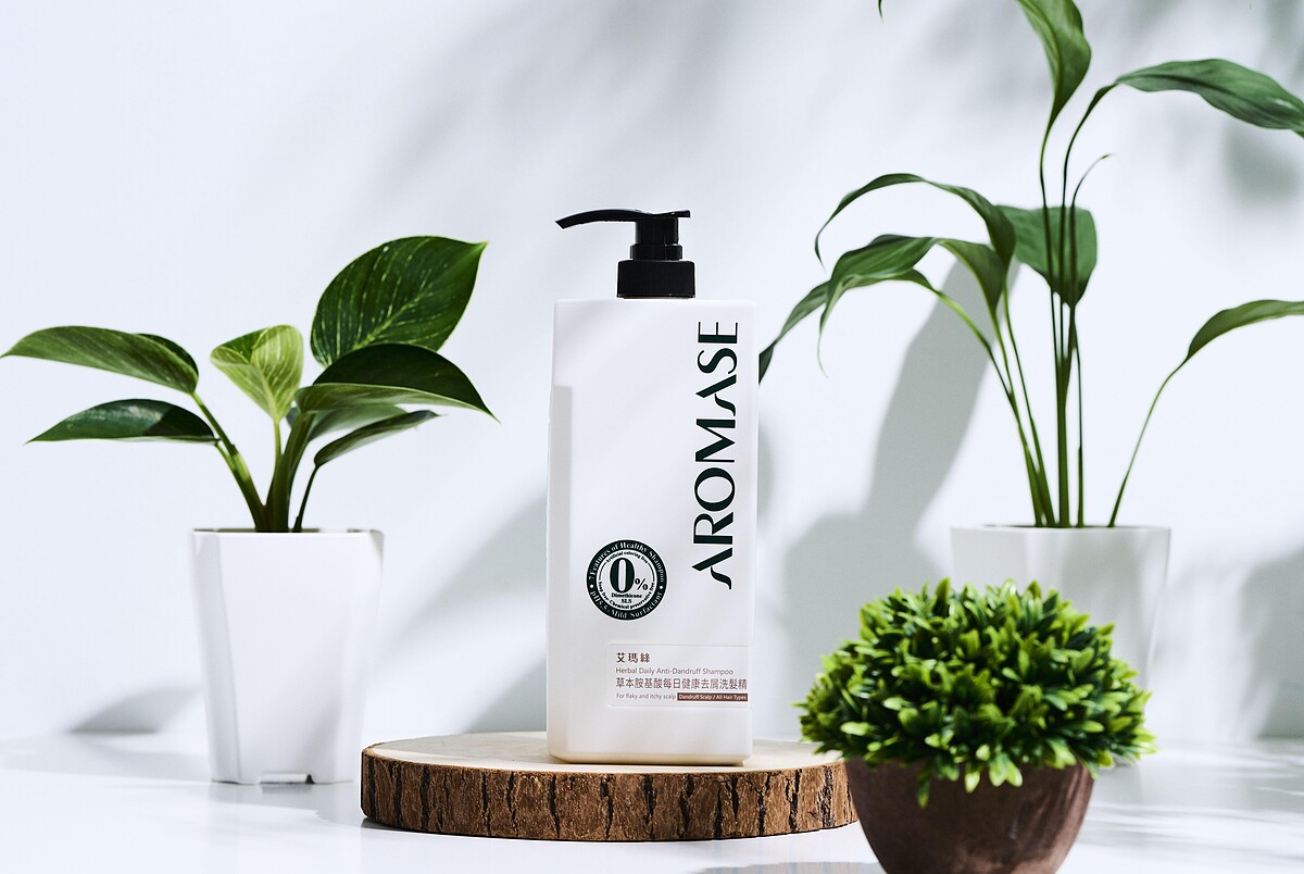 AROMASE艾瑪絲「草本胺基酸每日健康去屑洗髮精」(1000mL,NT$449)
