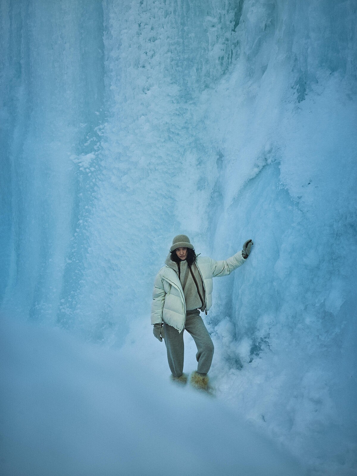Loro Piana Apr&egrave;s Ski 2024-2025 秋冬系列形象宛若冬季奇景，美麗極了。