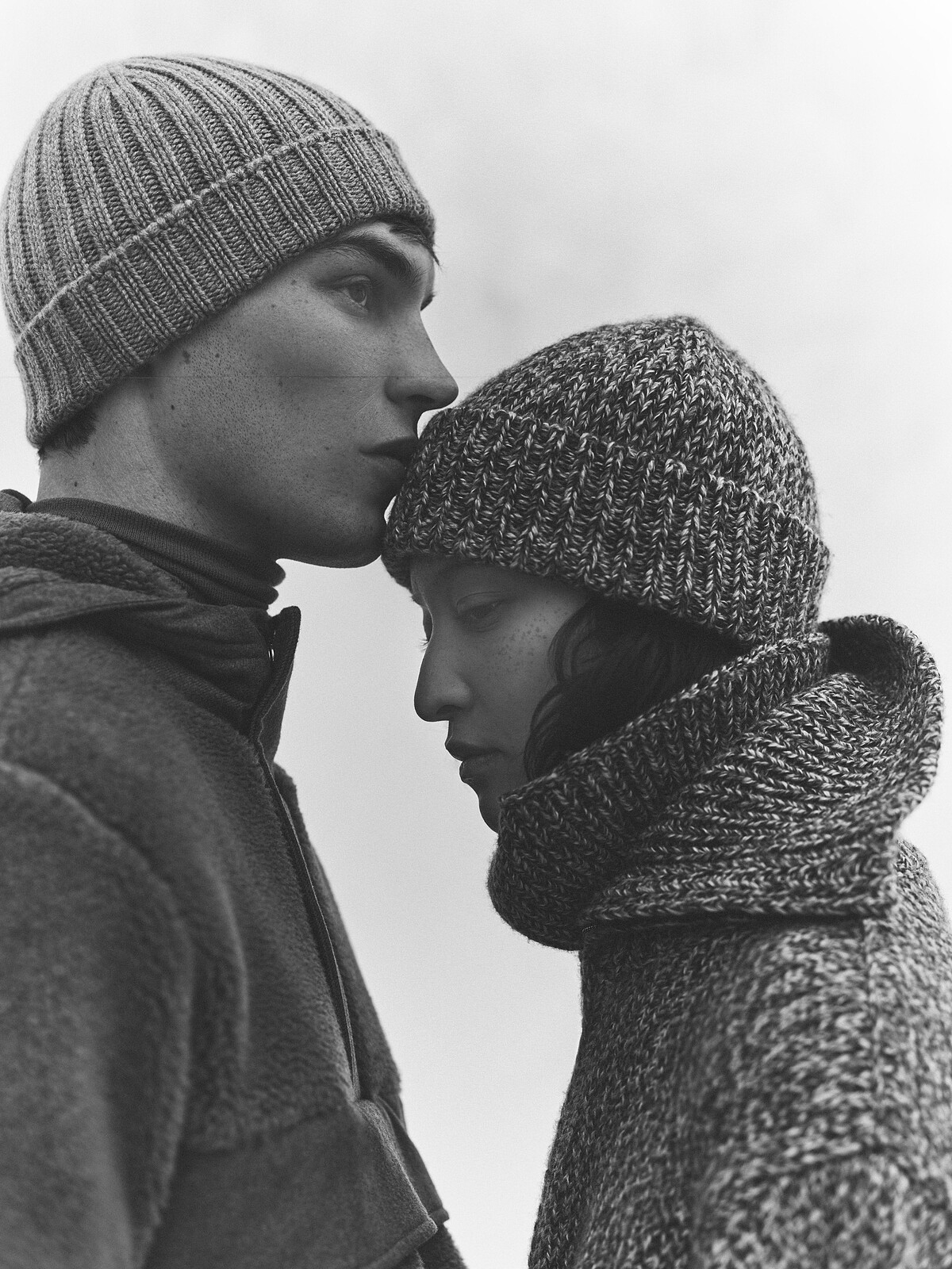 Loro Piana Apr&egrave;s Ski 2024-2025 秋冬系列形象猶如冬季戀歌，描繪男女在雪地彼此取暖的氛圍。