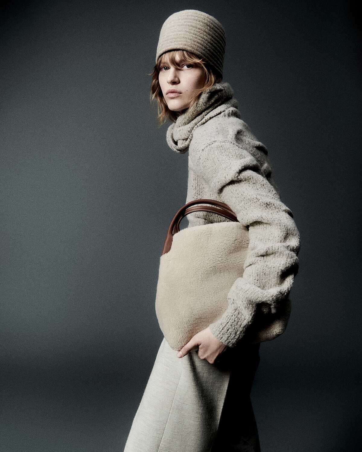 Loro Piana Apr&egrave;s Ski 2024-2025 秋冬系列秉持傳承、創新和終極品質的核心，體現了舒適與精緻，展現本品牌將最優質素材轉化為具有舒適觸感的珍貴服裝的能力。