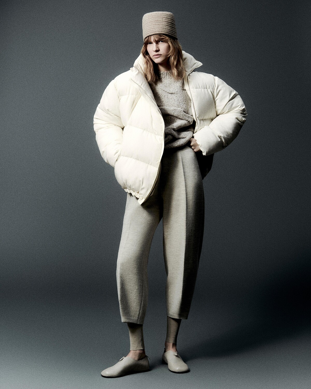 Loro Piana Apr&egrave;s Ski 2024-2025 秋冬系列秉持傳承、創新和終極品質的核心，體現了舒適與精緻，展現本品牌將最優質素材轉化為具有舒適觸感的珍貴服裝的能力。