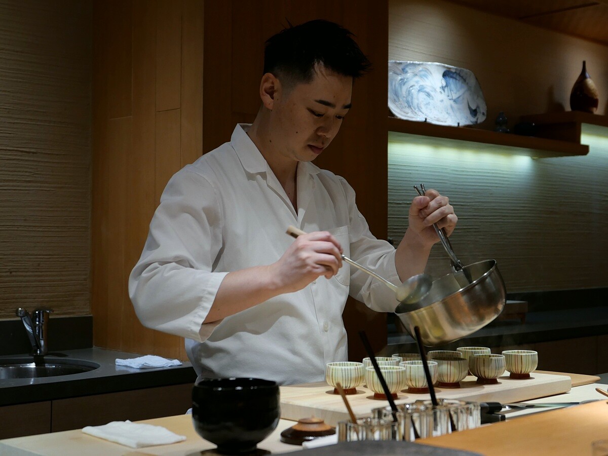 在「鮨七海」進行餐會。