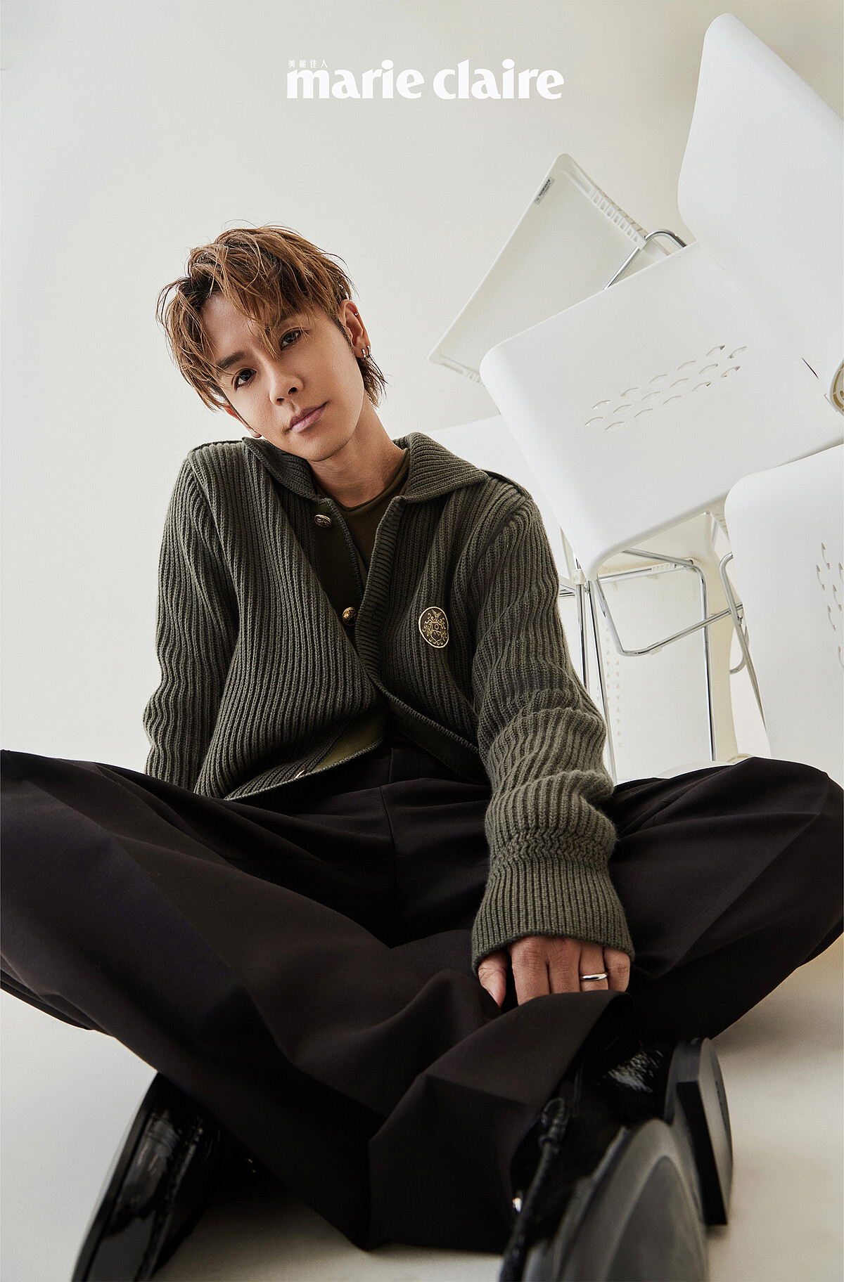 軍綠色T恤，Ferragamo；軍綠色金釦針織外套，Bally；西裝長褲、羊皮樂福鞋，both by Prada。