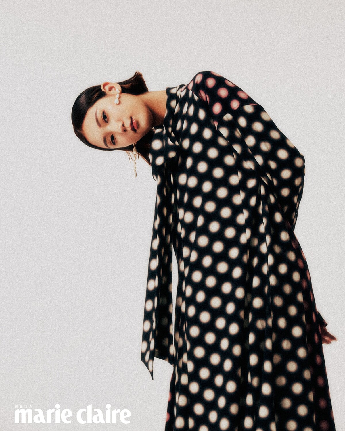 圓點蝴蝶結連身洋裝，H&M；白色不對稱珍珠耳環，AllSaints。