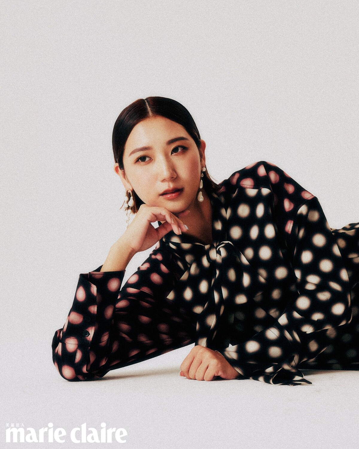 圓點蝴蝶結連身洋裝，H&M；白色不對稱珍珠耳環，AllSaints。