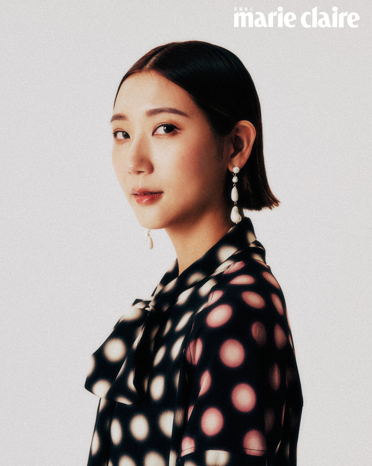 圓點蝴蝶結連身洋裝，H&M；白色不對稱珍珠耳環，AllSaints。