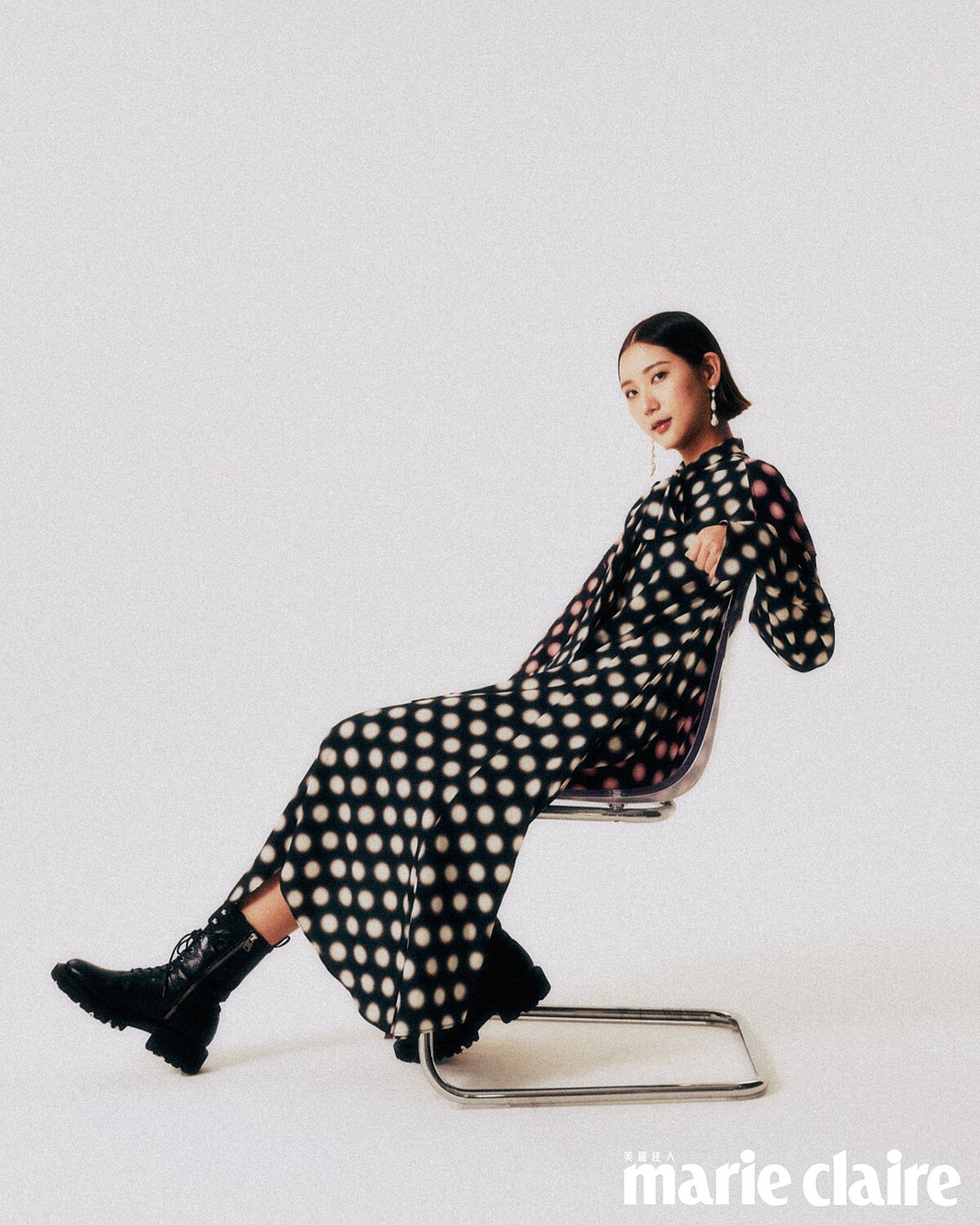 圓點蝴蝶結連身洋裝，H&M；白色不對稱珍珠耳環、綁帶牛皮軍靴，both by AllSaints。