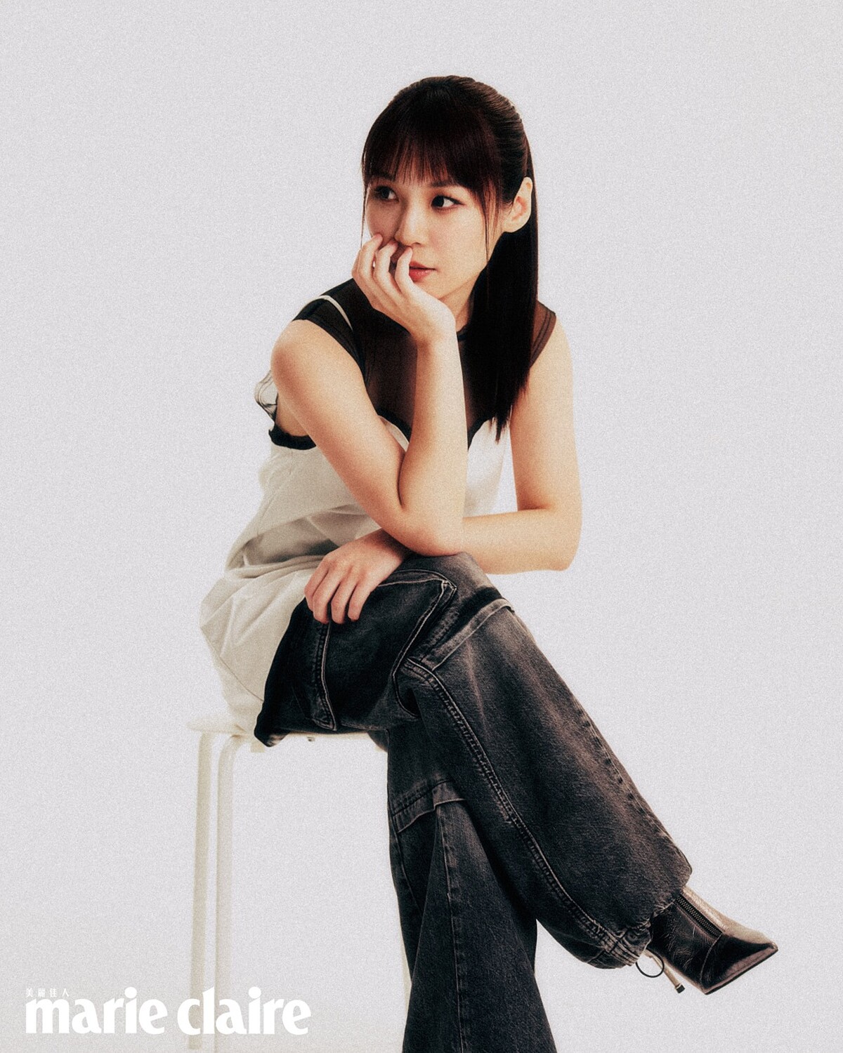 露肩網紗短洋裝，H&M；牛仔工裝長褲、銀色跟靴，both by AllSaints。