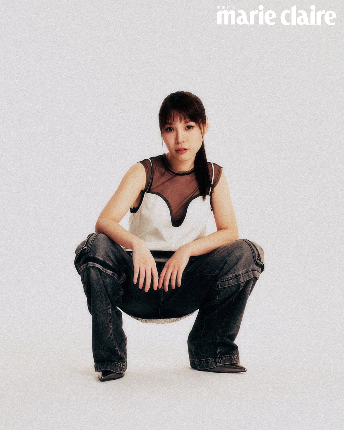 露肩網紗短洋裝，H&M；牛仔工裝長褲、銀色跟靴，both by AllSaints。