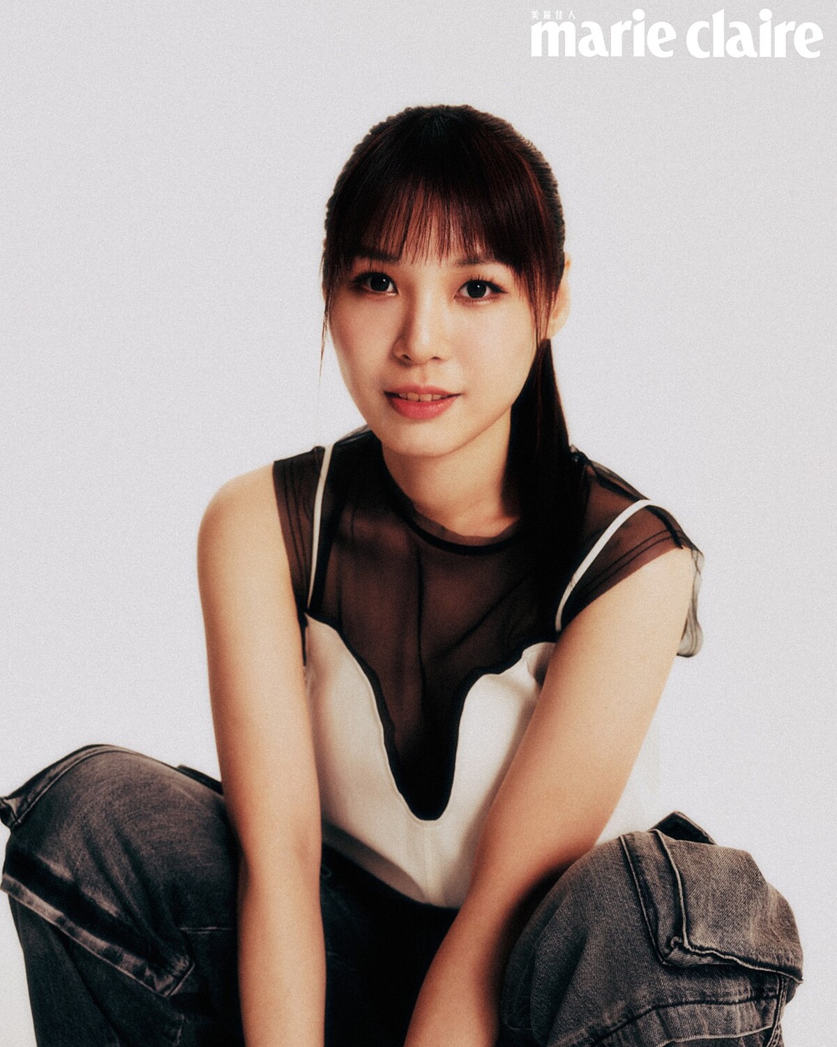 露肩網紗短洋裝，H&M；牛仔工裝長褲，AllSaints。