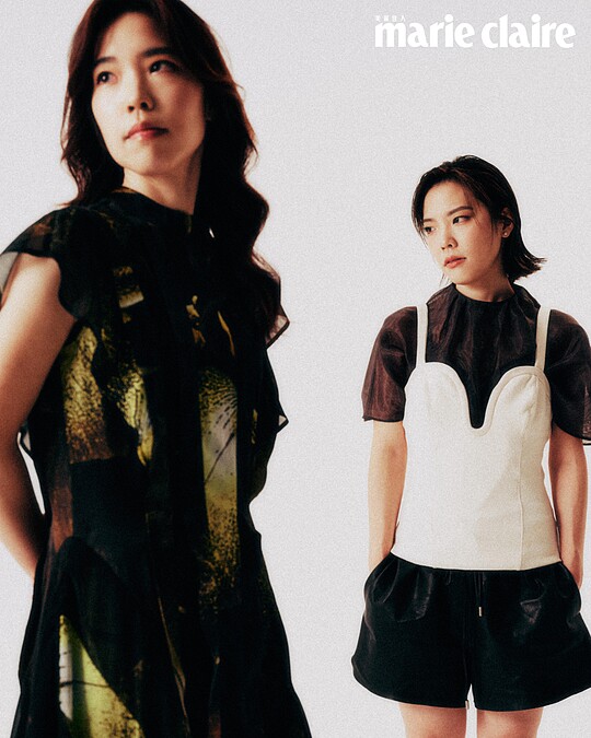 綠色不規則印花洋裝、金屬鏈跟靴，both by AllSainst。 黑色透膚罩衫、白色細肩背心，both by H&M；黑色羊皮抽繩短褲、綁帶牛皮軍靴，both by AllSaints。