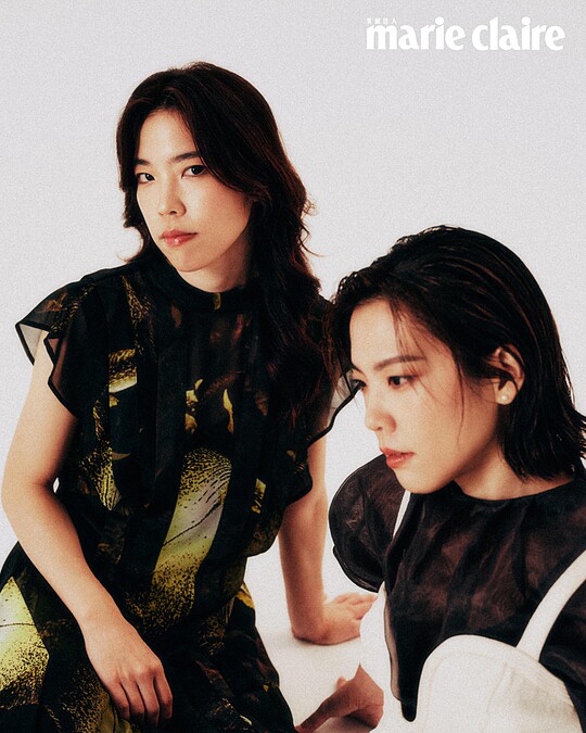 綠色不規則印花洋裝、金屬鏈跟靴，both by AllSainst。 黑色透膚罩衫、白色細肩背心，both by H&M；黑色羊皮抽繩短褲、綁帶牛皮軍靴，both by AllSaints。