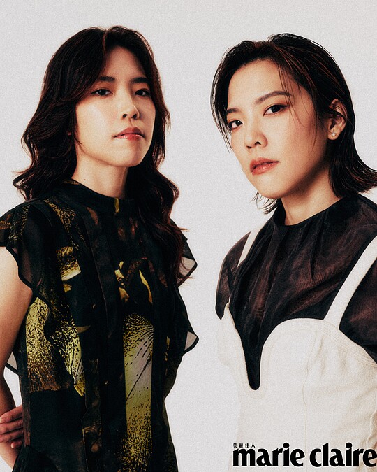 綠色不規則印花洋裝、金屬鏈跟靴，both by AllSainst。 黑色透膚罩衫、白色細肩背心，both by H&M；黑色羊皮抽繩短褲、綁帶牛皮軍靴，both by AllSaints。