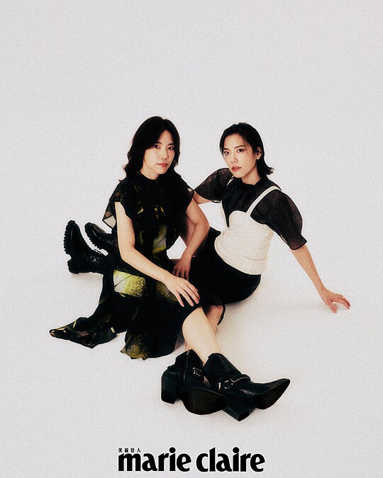 綠色不規則印花洋裝、金屬鏈跟靴，both by AllSainst。 黑色透膚罩衫、白色細肩背心，both by H&M；黑色羊皮抽繩短褲、綁帶牛皮軍靴，both by AllSaints。