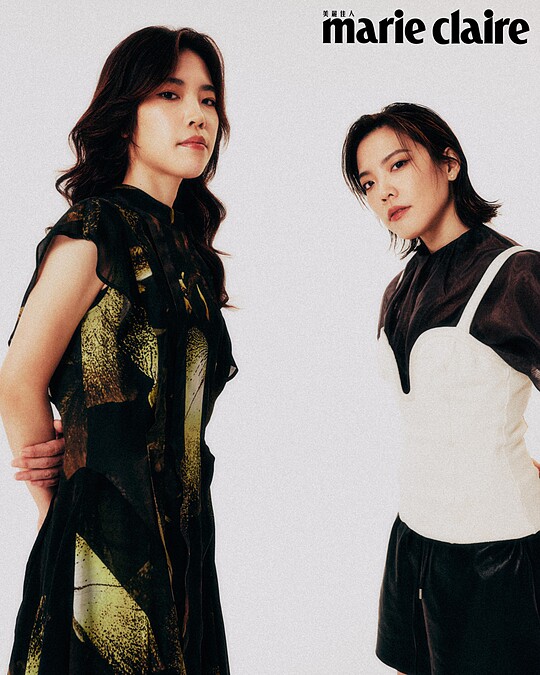 綠色不規則印花洋裝、金屬鏈跟靴，both by AllSainst。 黑色透膚罩衫、白色細肩背心，both by H&M；黑色羊皮抽繩短褲、綁帶牛皮軍靴，both by AllSaints。