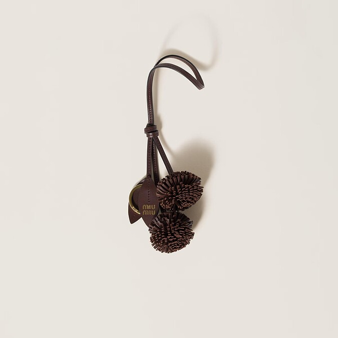 皮革吊飾，NT$14,000。