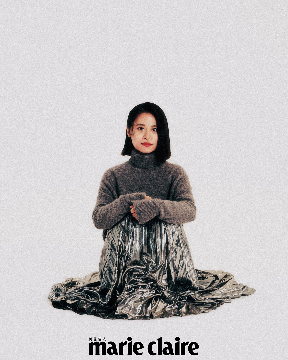 灰色高領毛衣、銀色連身百褶洋裝，both by AllSaints。