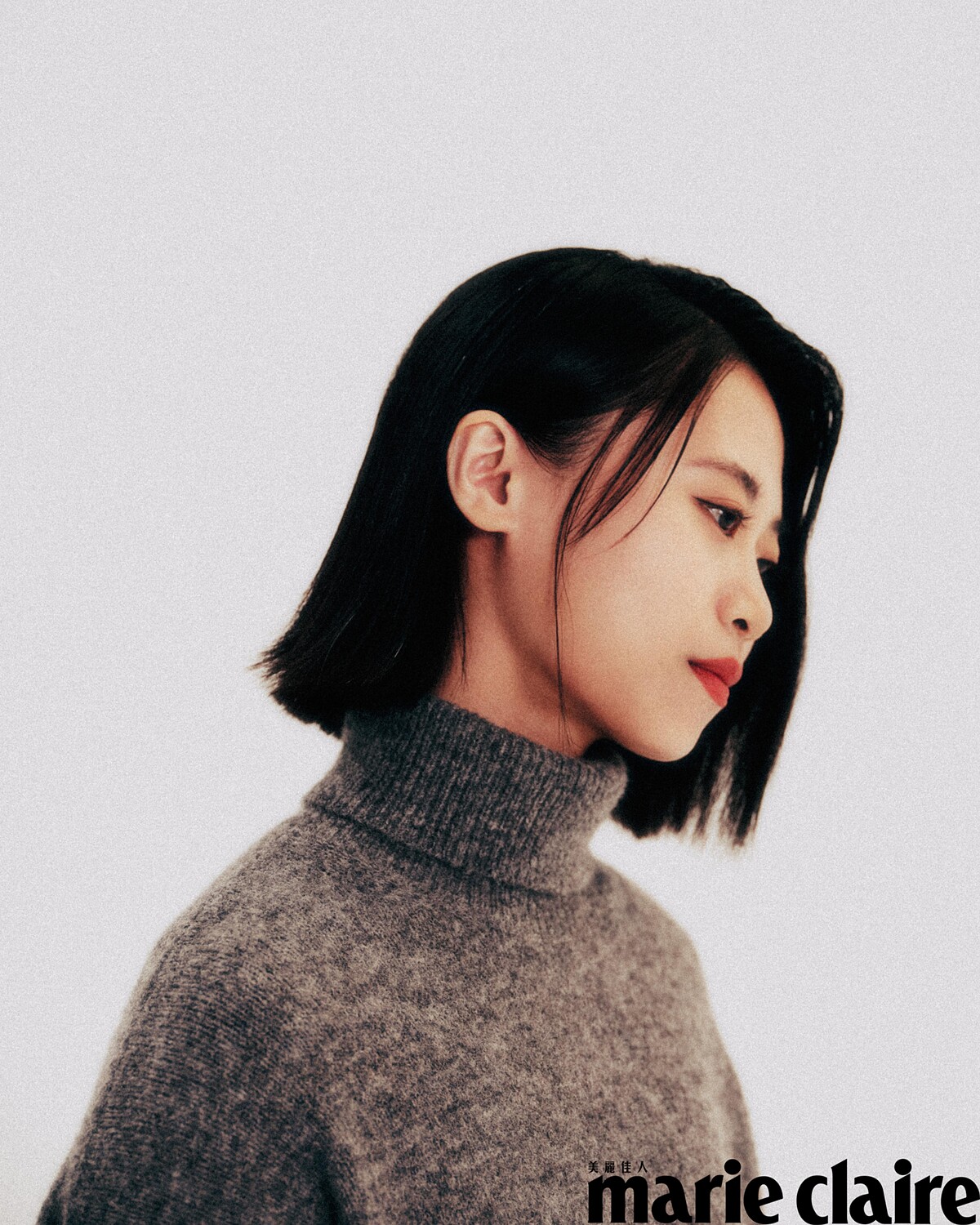 灰色高領毛衣、銀色連身百褶洋裝，both by AllSaints。