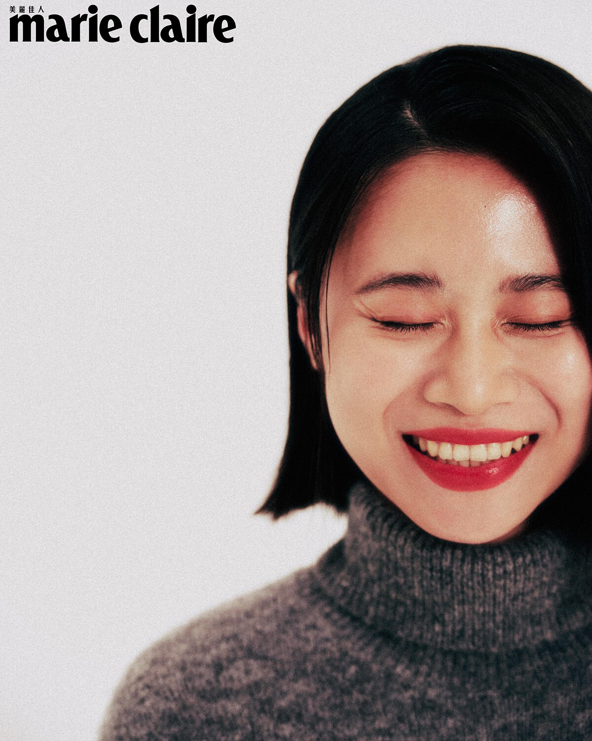 灰色高領毛衣、銀色連身百褶洋裝，both by AllSaints。