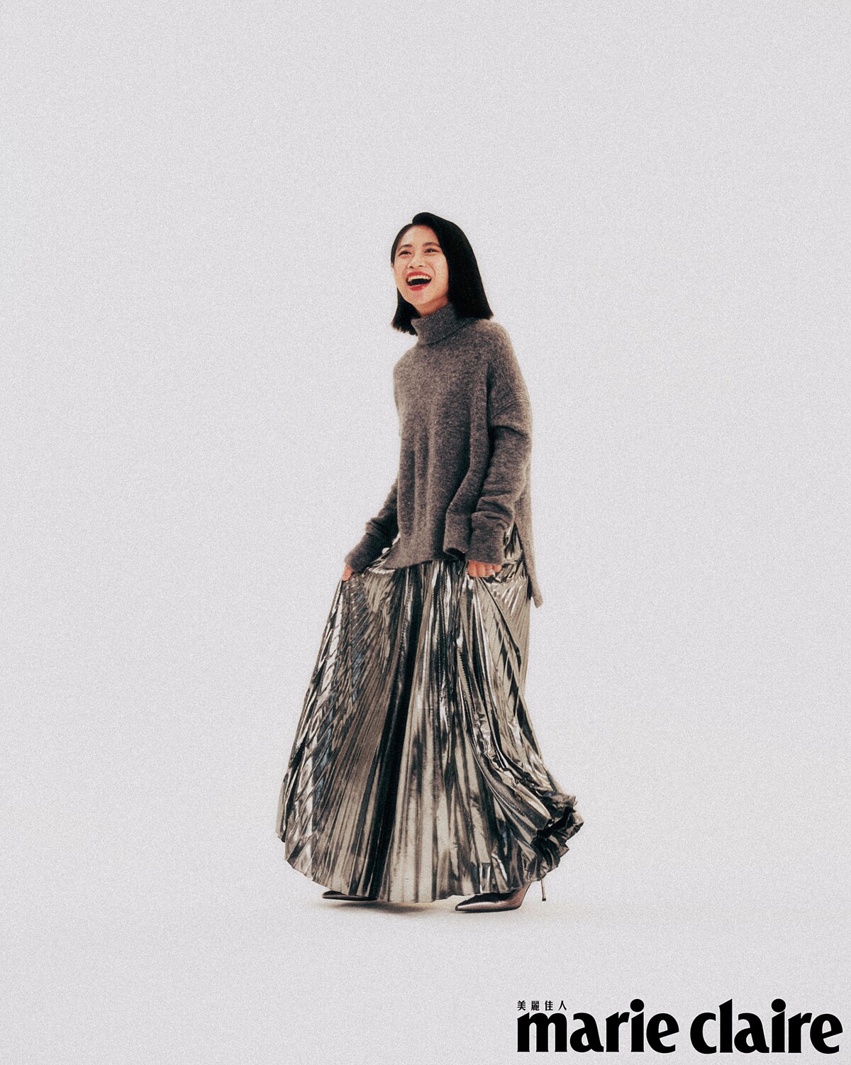 灰色高領毛衣、銀色連身百褶洋裝，both by AllSaints。