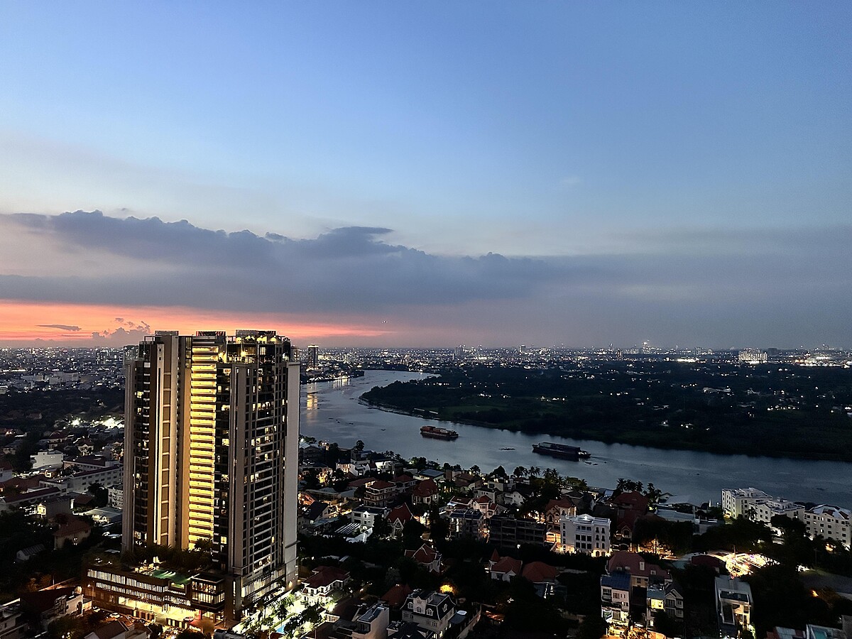 西貢河的美景無論是在高樓層觀賞，或是近距離在河邊喝杯白酒，隨著河上行走緩慢的運輸輪船，無不展現熱帶的chill感。