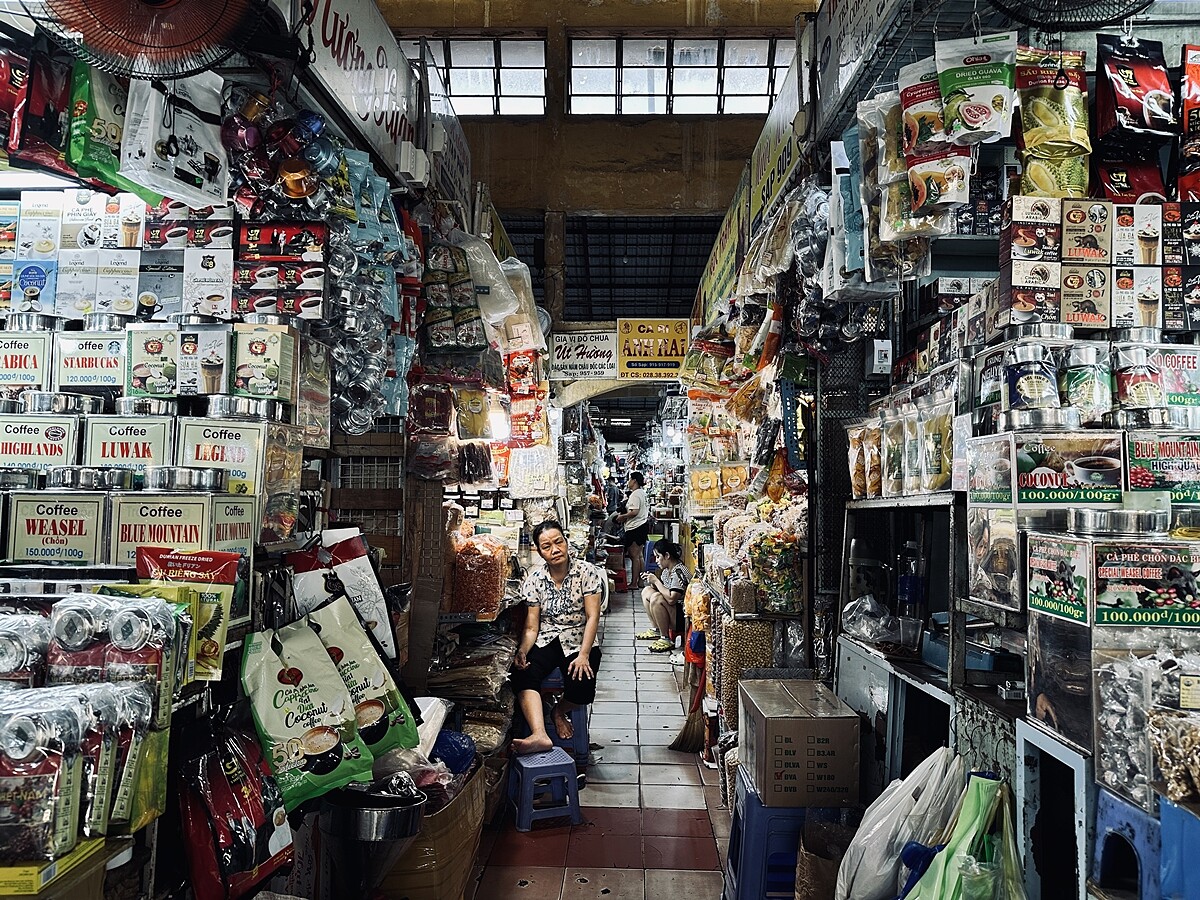 濱城市場內什麼都有賣，什麼都不奇怪，能滿足在地生活的想像。