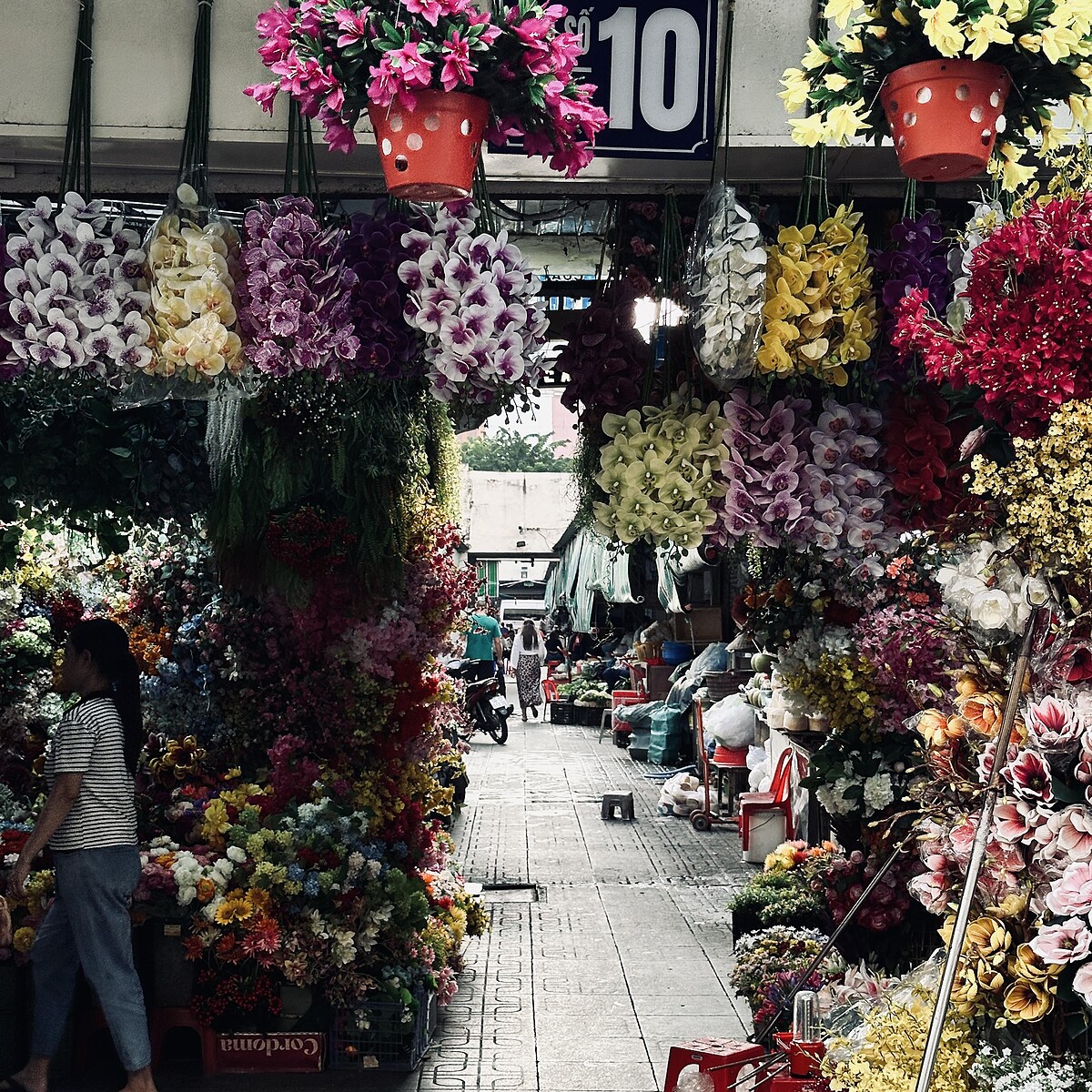 胡志明街頭賣的花顏色鮮豔，展現在地人的熱情。