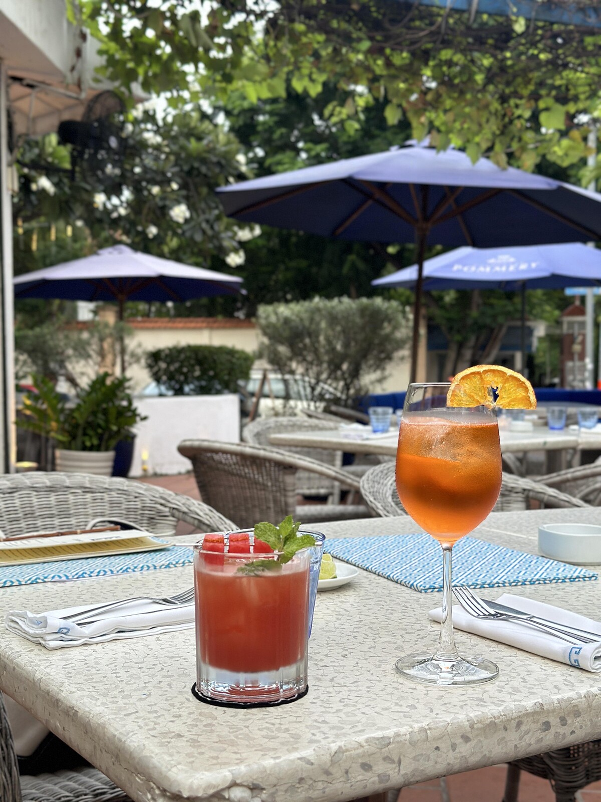 胡志明有許多充滿異國風情的餐廳，傍晚喝杯飲料很愜意，但別忘了噴好防蚊液。