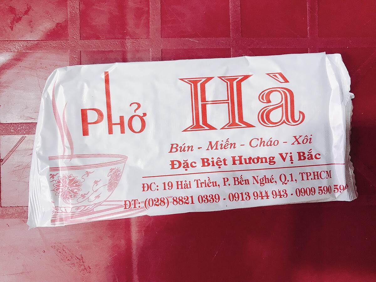 餐廳桌上的濕紙巾通常長這樣，想用就多付大約3～5元台幣。